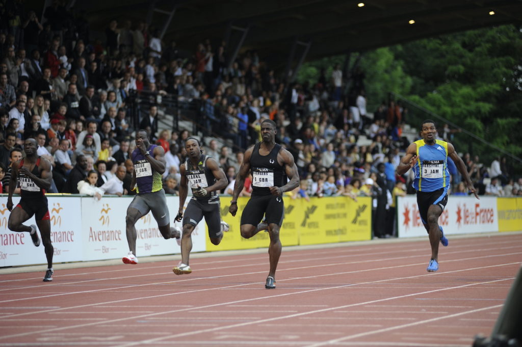 Dwain Chambers remporte le 100 mètres masculin